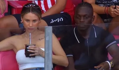 Edwuin Cetré acompañado en el palco por su pareja durante el partido de Estudiantes contra Riestra. 