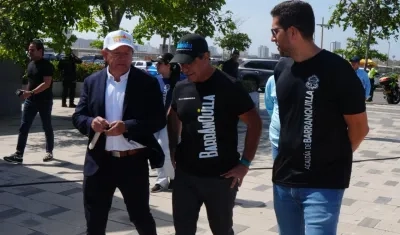 El alcalde Alejandro Char junto a Wilber Anderson y el secretario de deportes del Distrito Daniel Trujillo. 