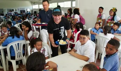 Alcalde Char en la entrega de cocinas y comedores escolares.