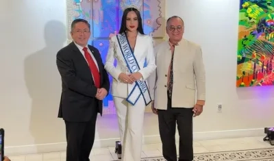 Andrea Romero, representante de Colombia al Miss Mundo, junto al cónsul Oscar Marmolejo (traje blanco).