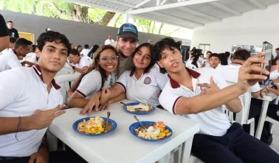 Alcalde Char durante la entrega de los comedores escolares. 