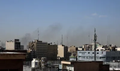 Una columna de humo se eleva en el centro de Teherán tras el ataque de Israel.