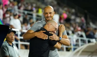 David González y su saludo antes del partido con el técnico del Junior, Alfredo Arias. 