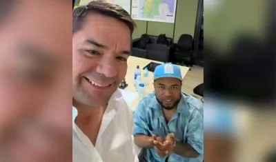 Dj Dever junto al secretario del Interior de Cartagena, Bruno Hernández.