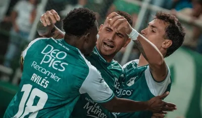 El argentino Juan Ignacio Dinenno celebra su gol con 'Titi' Rodríguez y Avilés Hurtado. 