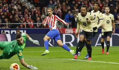 El francés Antoine Griezmann anota el tercer gol del Atlético de Madrid.
