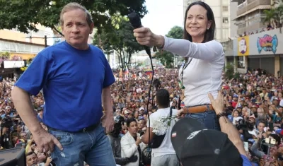 El liberado Juan Pablo Guanipa junto a la lider opositora María Corina Machado.