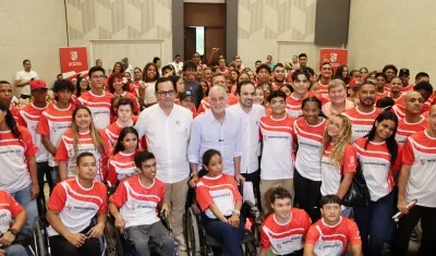 Grupo de Atletas Apoyados de 2025 con el gobernador Eduardo Verano. 