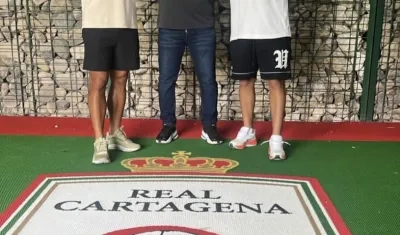 Jarlan Barrera con Fredy Montero y Jorge Oviedo, gerente deportivo del Real Cartagena.