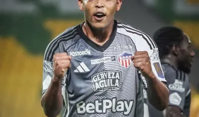 Luis Fernando Muriel celebra su golazo de tiro libre ante el Pereira. 