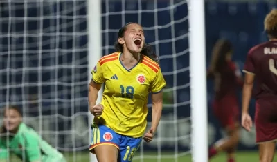 Marian Sterling festeja tras marcar el primer gol de Colombia. 