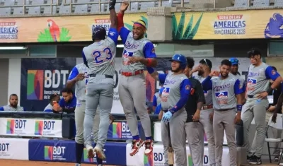 Tito Polo (23) celebra con Andrés Angulo tras conectar jonrón. 
