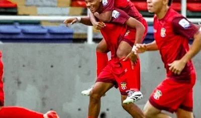 Darwin Torres festeja con sus compañeros el primer gol del Barraquilla FC.