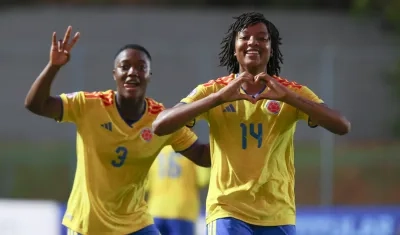 La defensora colombiana Fernanda Viáfara (14) celebra su gol contra Uruguay.