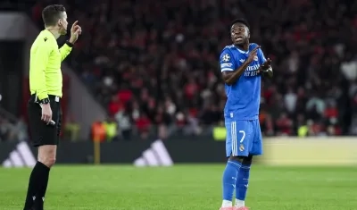 Vinicius le informa al árbitro francés François Letexier por los insultos racistas en su contra.