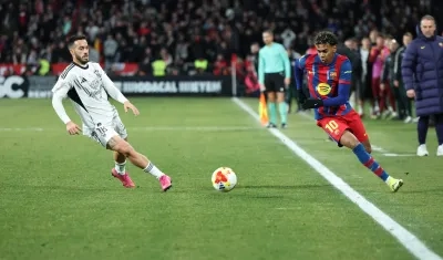 Lamine Yamal, delantero del Barcelona, domina la pelota durante el partido contra el Albacete.