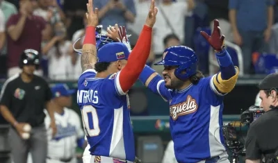 Eugenio Suárez llega al plato tras conectar un jonrón solitario en el cuarto inning.