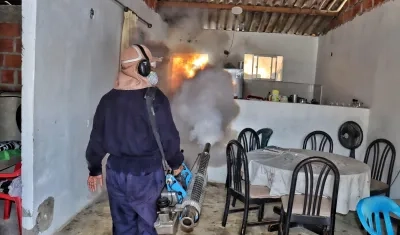 Hombre haciendo el trabajo de fumigación en vivienda.