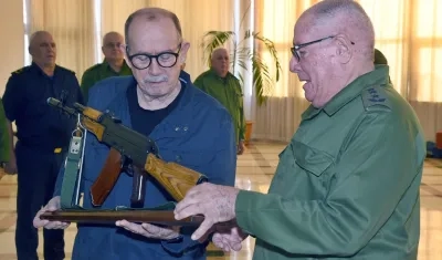 Gobierno cubano entregó un fusil AKM a Silvio Rodríguez.