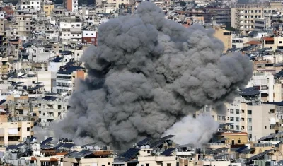 El humo se eleva tras un ataque aéreo israelí.