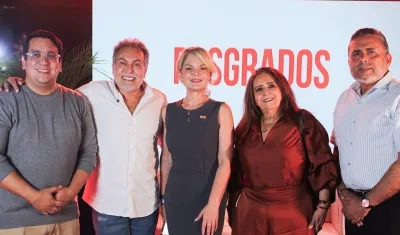 Los directores de los programas de posgrados y el presentador Ismael Barrios.