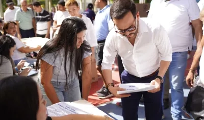 Abelardo De La Espriella votando en el Colegio La Enseñanza. 