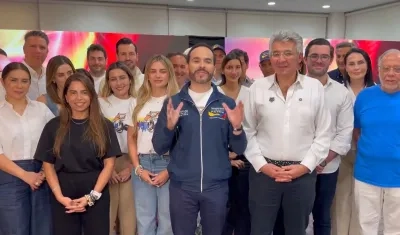 El candidato Abelardo De La Espriella junto a los integrantes de Salvación Nacional.