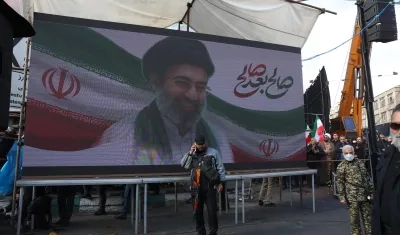 Una valla en Irán con la imagen del recién nombrado Líder Supremo, el ayatolá Mojtaba Jamenei