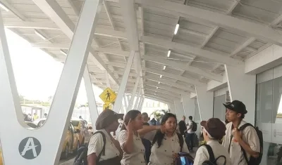 Personal en las afueras del aeropuerto.