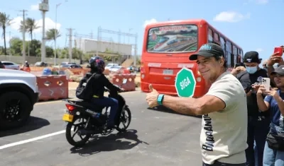 El alcalde Alejandro Char habilitando el segundo puente del intercambiador vial. 