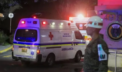 Las ambulancias trasladaron a los heridos al Hospital Militar Central en Bogotá tras ser traídos desde Putumayo. 