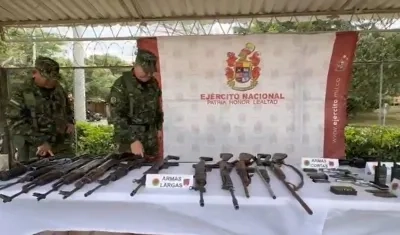 Armas incautadas durante el operativo.