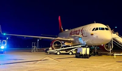 Imagen de referencia de avión aterrizando en el Cortissoz