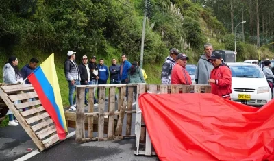 Gremios de comerciantes y transportistas que bloquean la carretera que cruza la frontera entre Colombia y Ecuador, en Ipiales. 