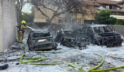 Los bomberos actuando tras los ataques en Israel. 