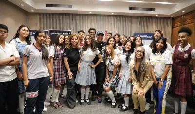 Alcalde Alejandro Char junto a jóvenes beneficiarios de 'Buenfluencers'.