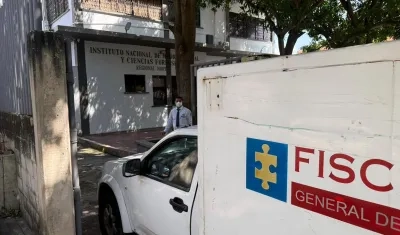 El CTI de la Fiscalía llegando a Medicina Legal. 