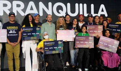 La gerente de Ciudad, Ana María Aljure, con varios de los beneficiados.