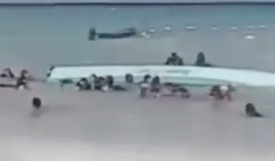 La lancha volcada esta tarde en Playa Blanca, en Barú. 
