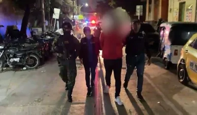 El hombre capturado tras ser llevado a la URI de la Fiscalía. 