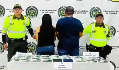 Los capturados y el dinero incautado.