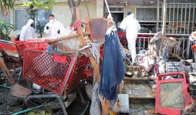 Los carritos sacados de la vivienda.