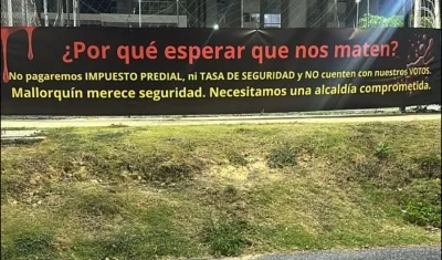 La pancarta que colgó la comunidad en una de las canchas.