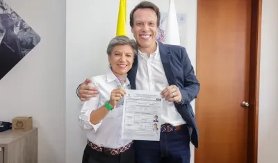 Claudia López y Leonardo Huertas inscribiendo su candidatura en la Registraduría.  