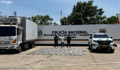 La cocaína incautada junto al furgón y su conductor. 