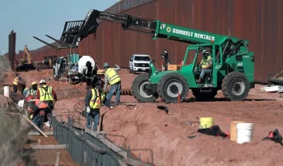 Construcción del muro negro fronterizo entre Estados Unidos y México.
