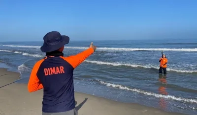 Equipo de la Dimar realizando verificaciones.