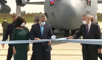 El expresidente Iván Duque y el exembajador Philip Seth Goldberg. 