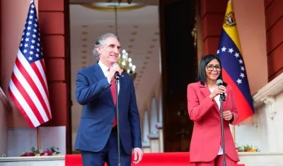 El secretario del Interior de Estados Unidos, Doug Burgum y la presidenta interina venezolana, Delcy Rodríguez.