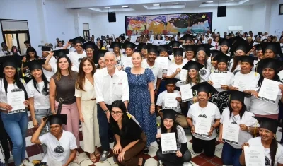Gobernador Eduardo Verano junto a certificados del proyecto Sello Artesanal.